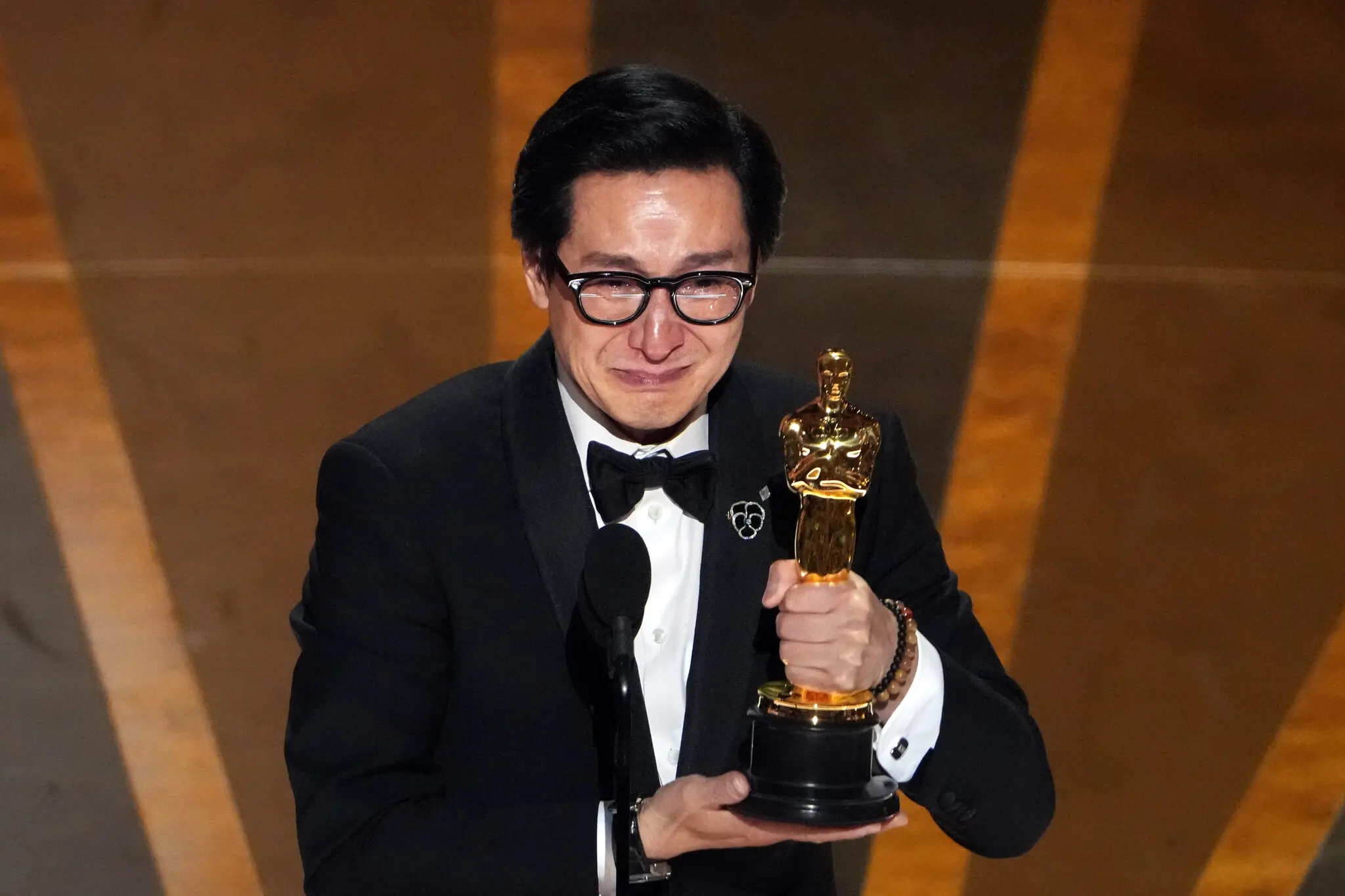 Vietnamese-American actor Ke Huy Quan accepts his Academy Award for his roll in Everything Everywhere All At Once